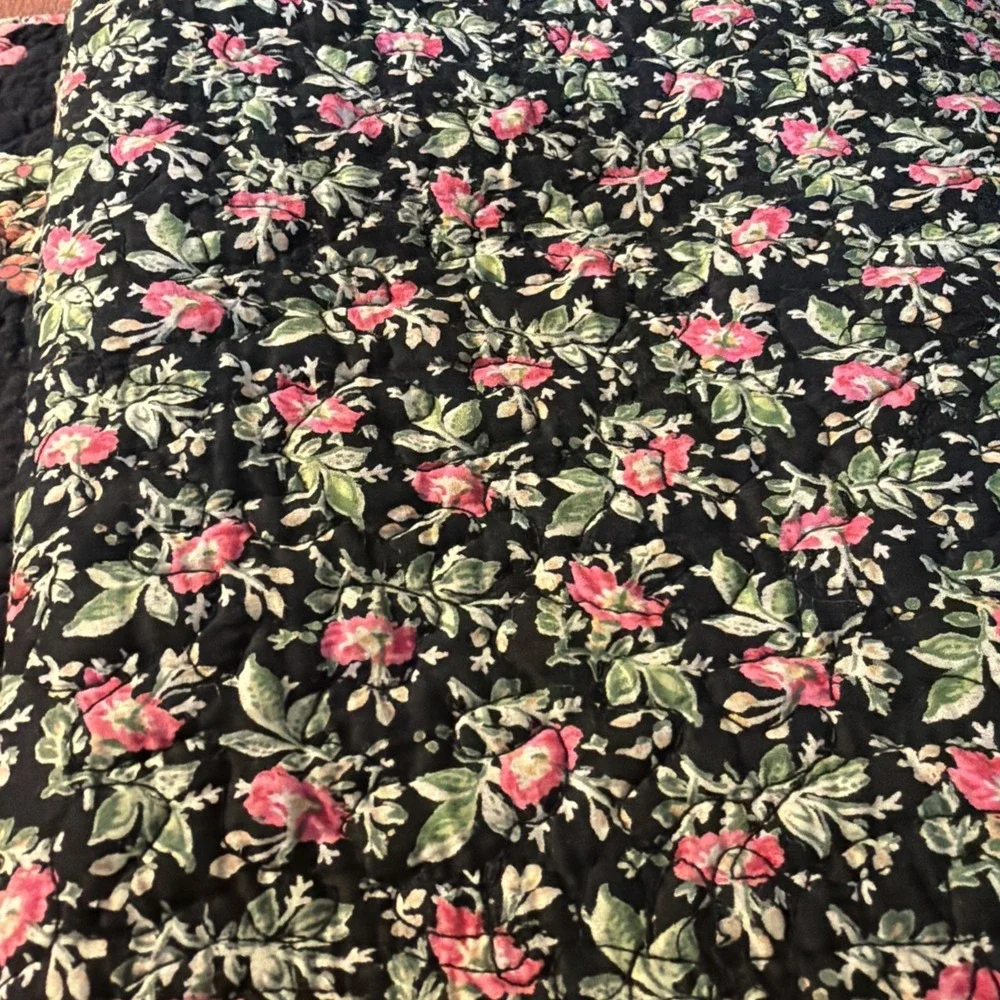 Set Of 6 Black Pink Rose Floral Quilted Placemats Reversible Scalloped Trim EUC